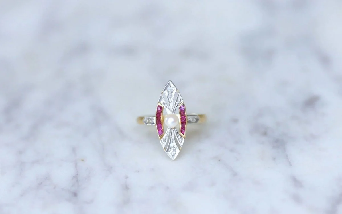 Bague Marquise Art Deco perle, diamants & rubis - Image 2