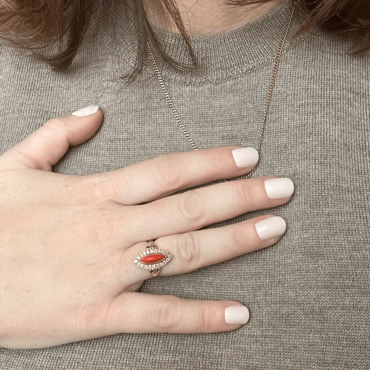 Bague marquise en or jaune et corail - Image 2
