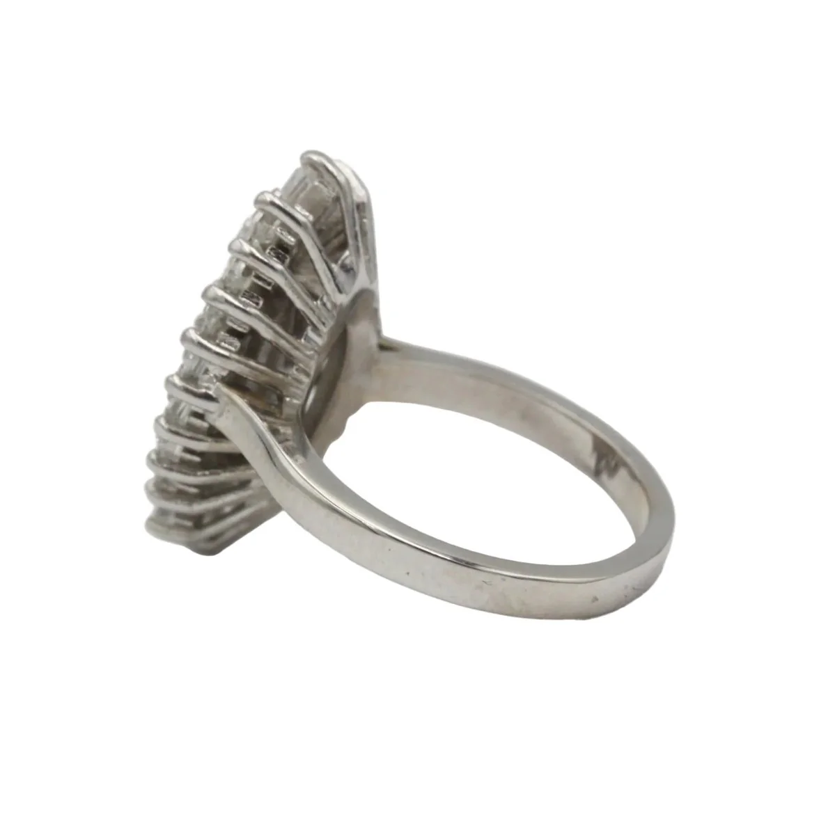 Bague Marquise en or blanc et diamants - Image 4