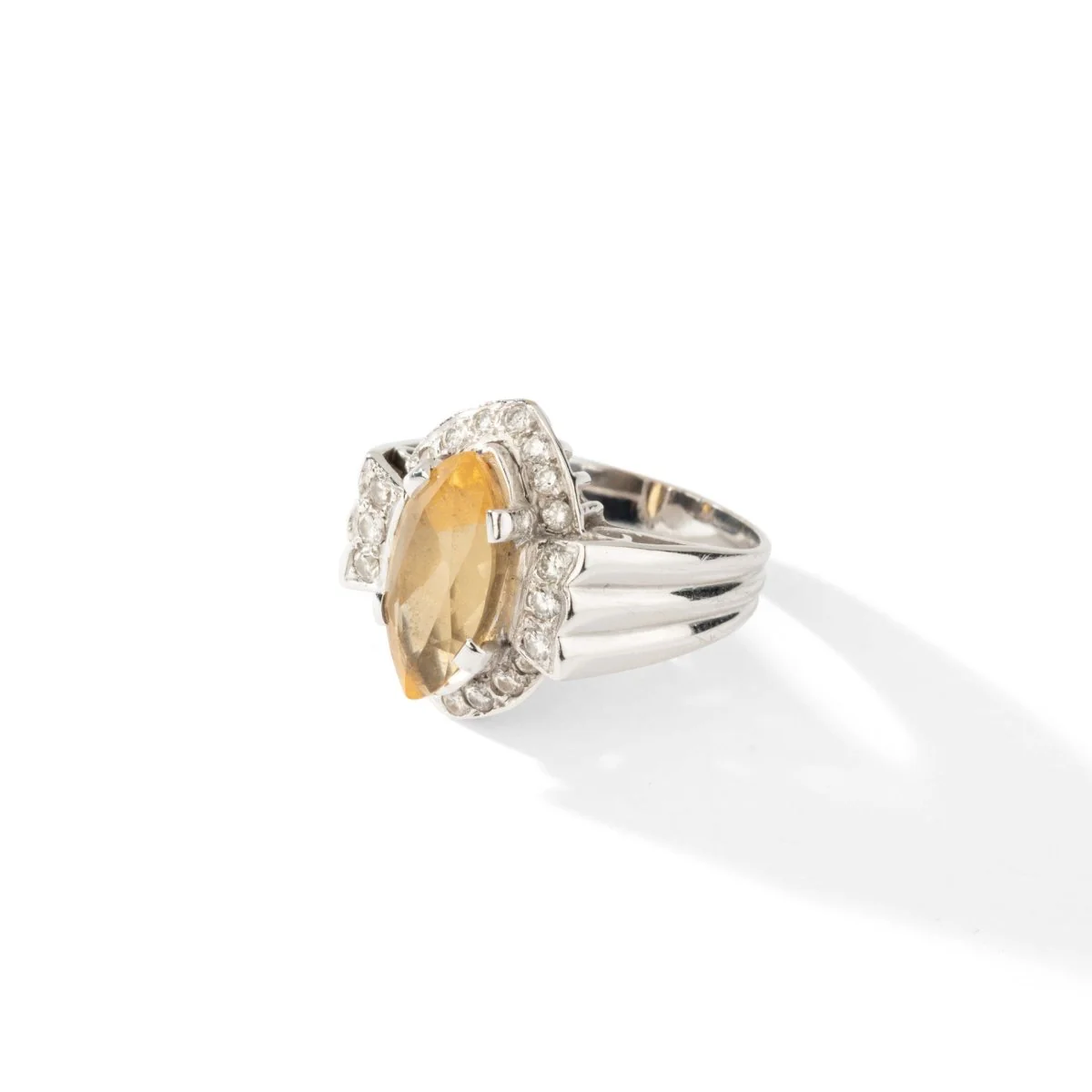 Bague Marquise en or blanc sertie d'une citrine et diamants - Image 3
