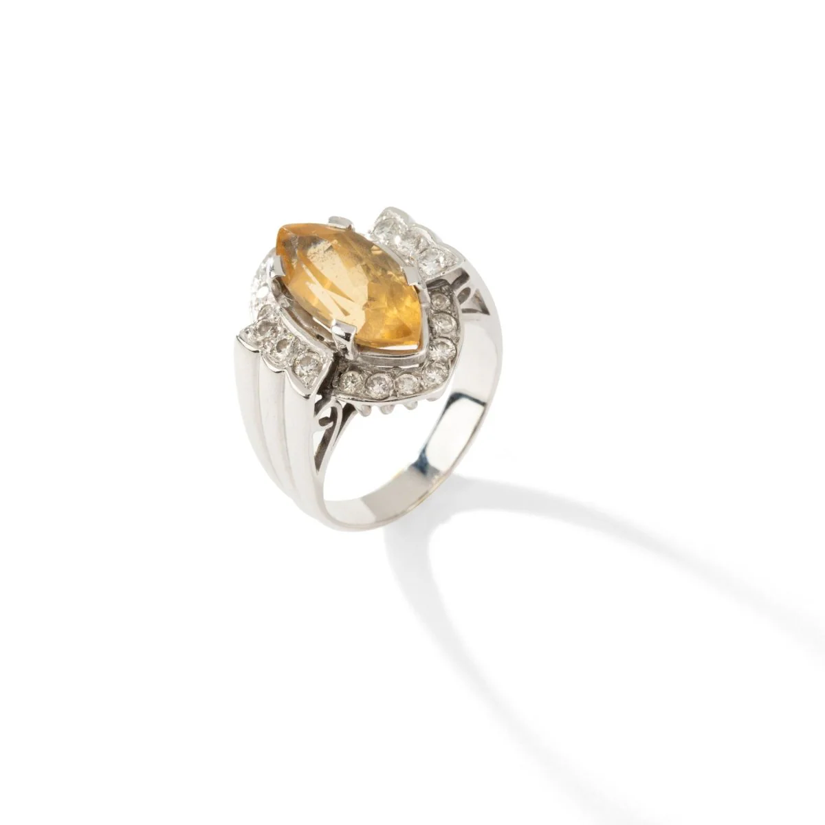 Bague Marquise en or blanc sertie d'une citrine et diamants - Image 4
