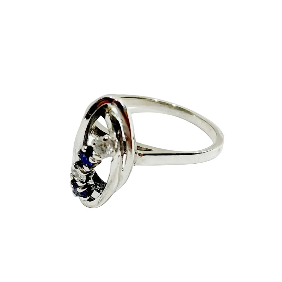 Bague Marquise en or blanc, saphirs et diamants - Image 3