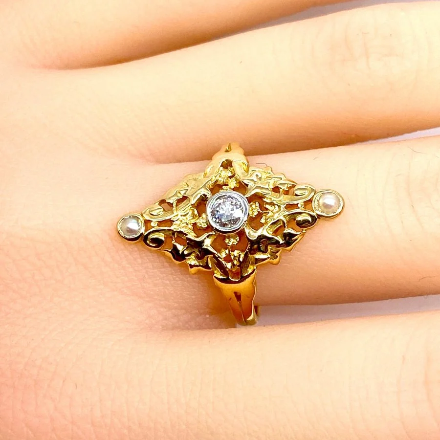 Bague Marquise en or jaune, perle et diamants - Image 2