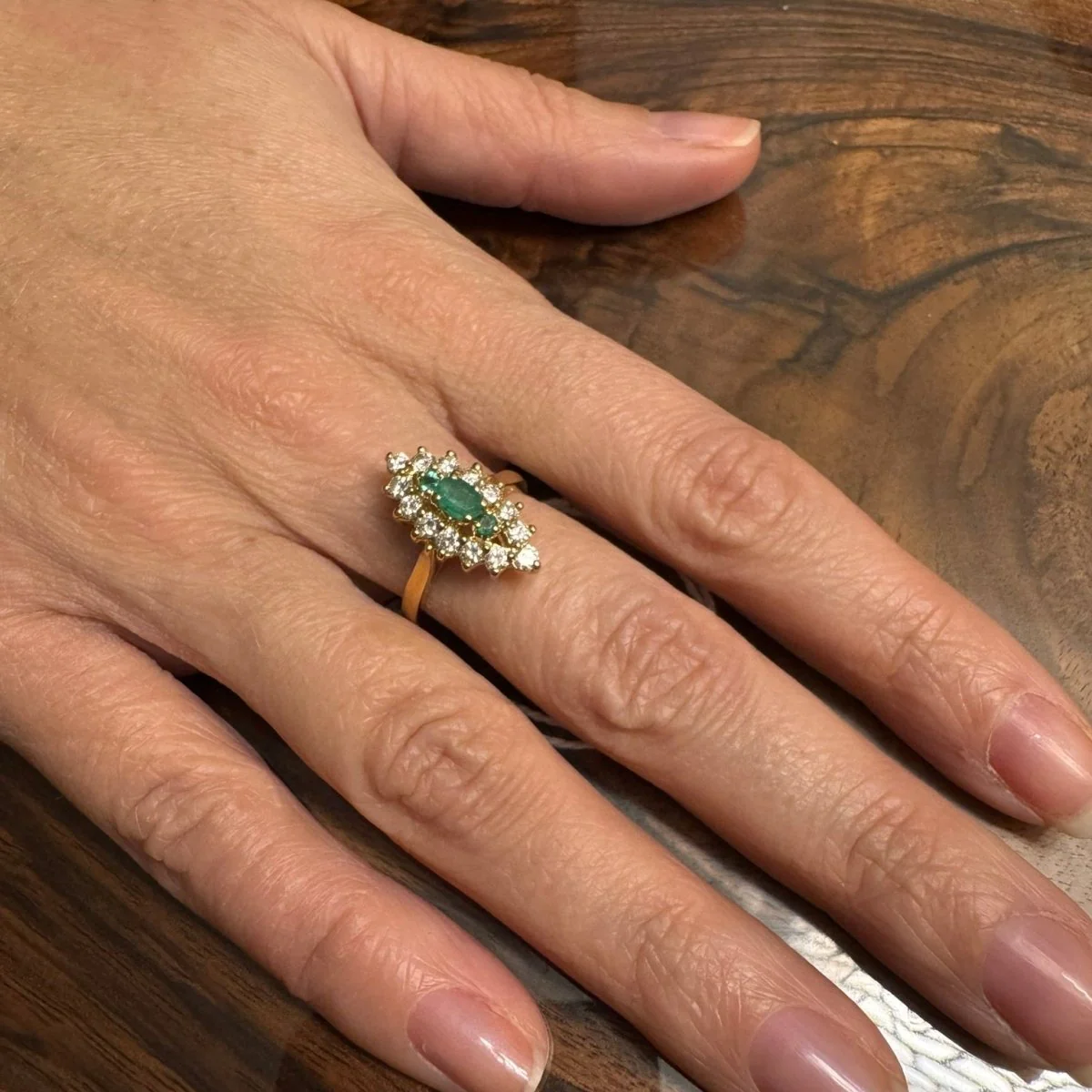 Bague Marquise en or jaune, émeraudes et diamants - Image 2