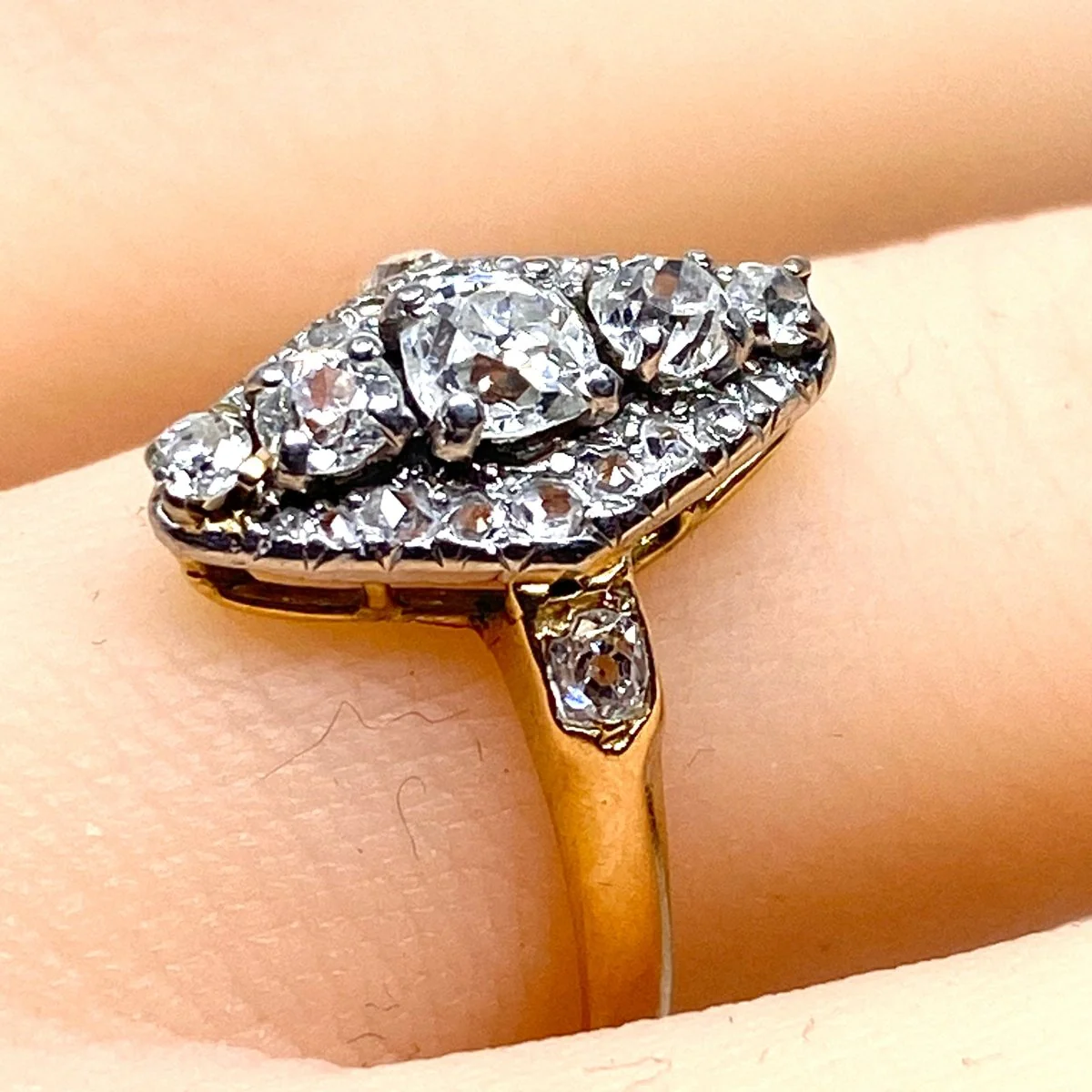 Bague Marquise en or jaune et diamants - Image 2