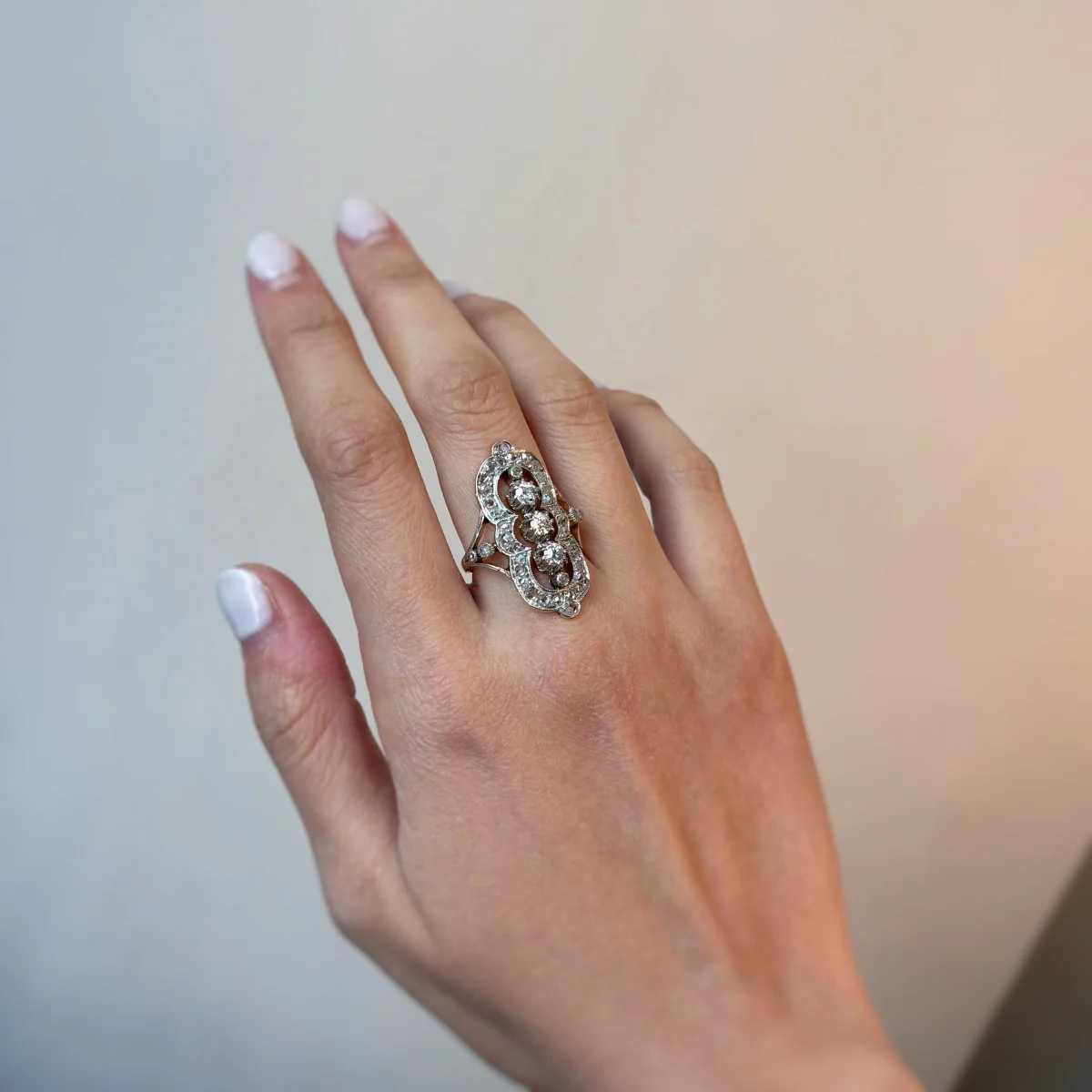 Bague Marquise en or jaune, platine et diamants - Image 2