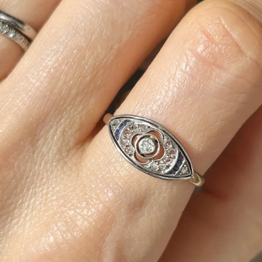 Bague Marquise en or jaune, platine et diamants - Image 2