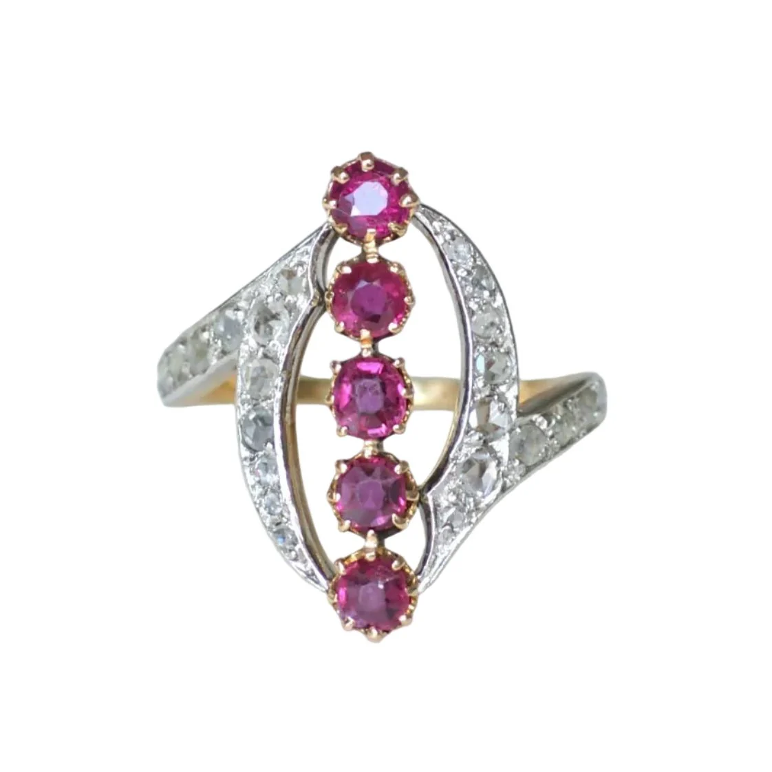 Bague Marquise en or jaune, platine, rubis et diamants