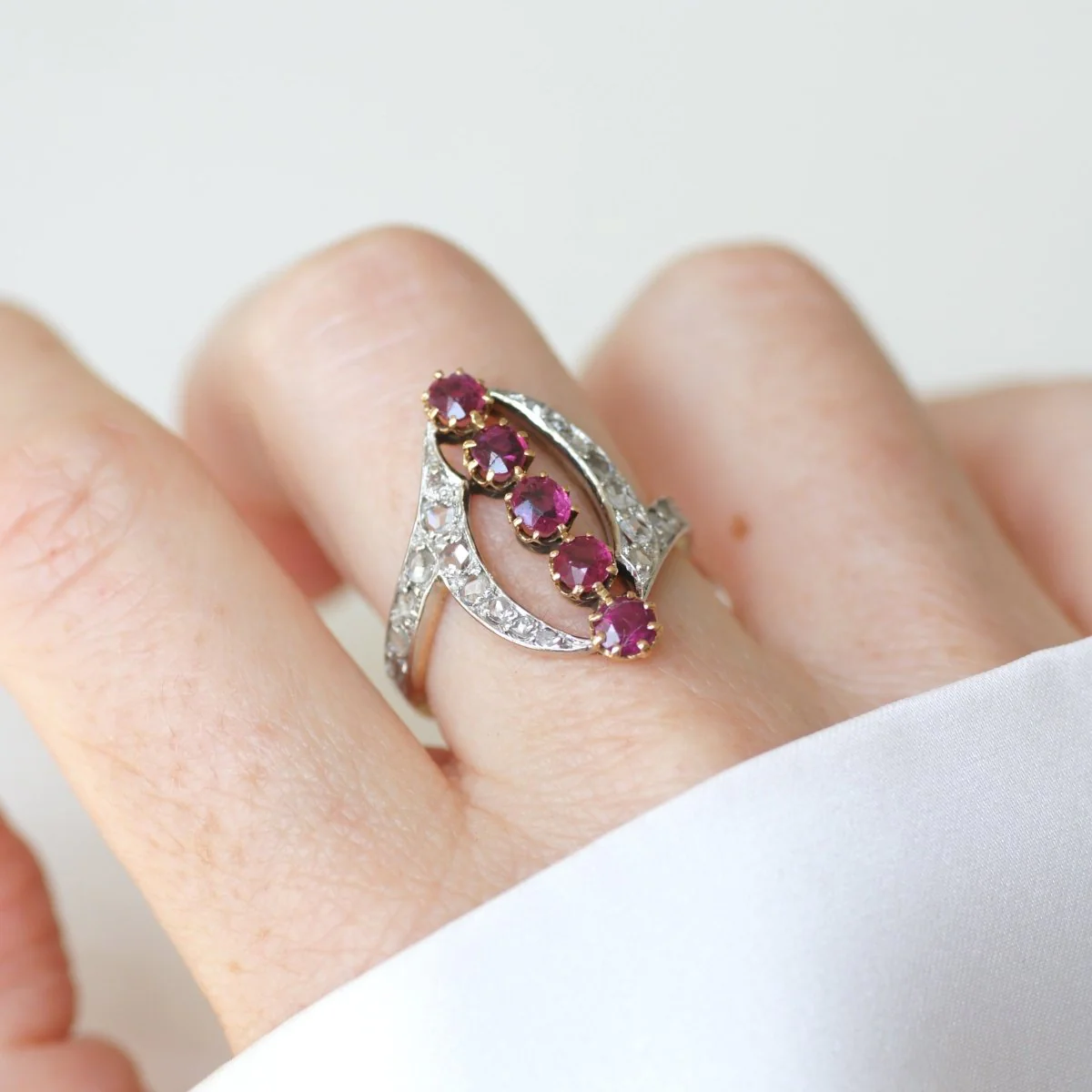 Bague Marquise en or jaune, platine, rubis et diamants - Image 2