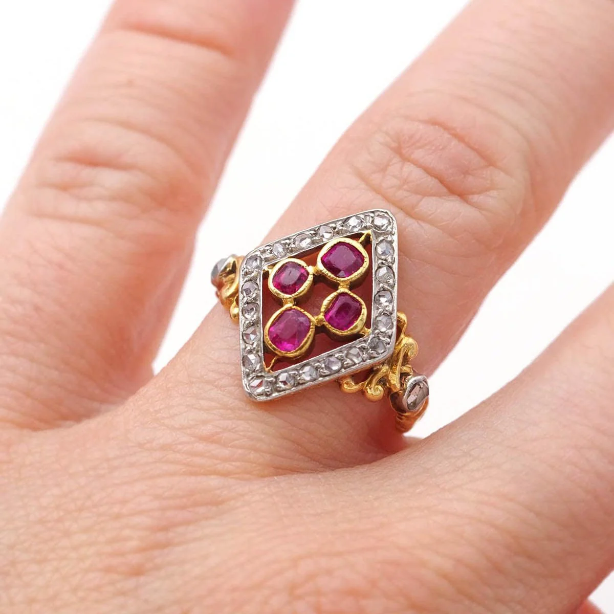 Bague Marquise en or jaune, platine, rubis et diamants - Image 2