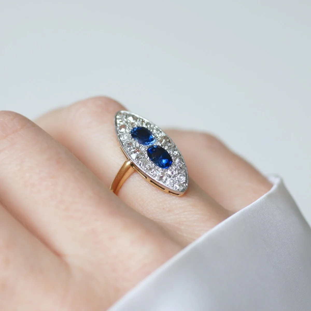Bague Marquise en or jaune, platine, saphirs et diamants - Image 2