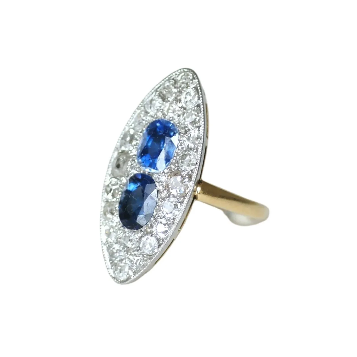 Bague Marquise en or jaune, platine, saphirs et diamants - Image 3