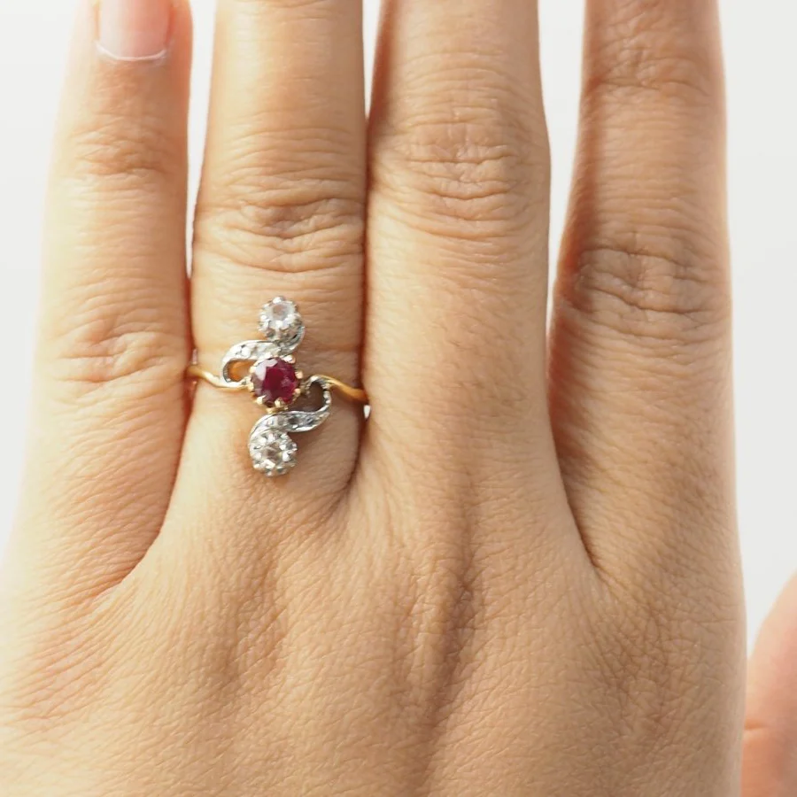 Bague Marquise en or jaune, rubis et diamants - Image 2