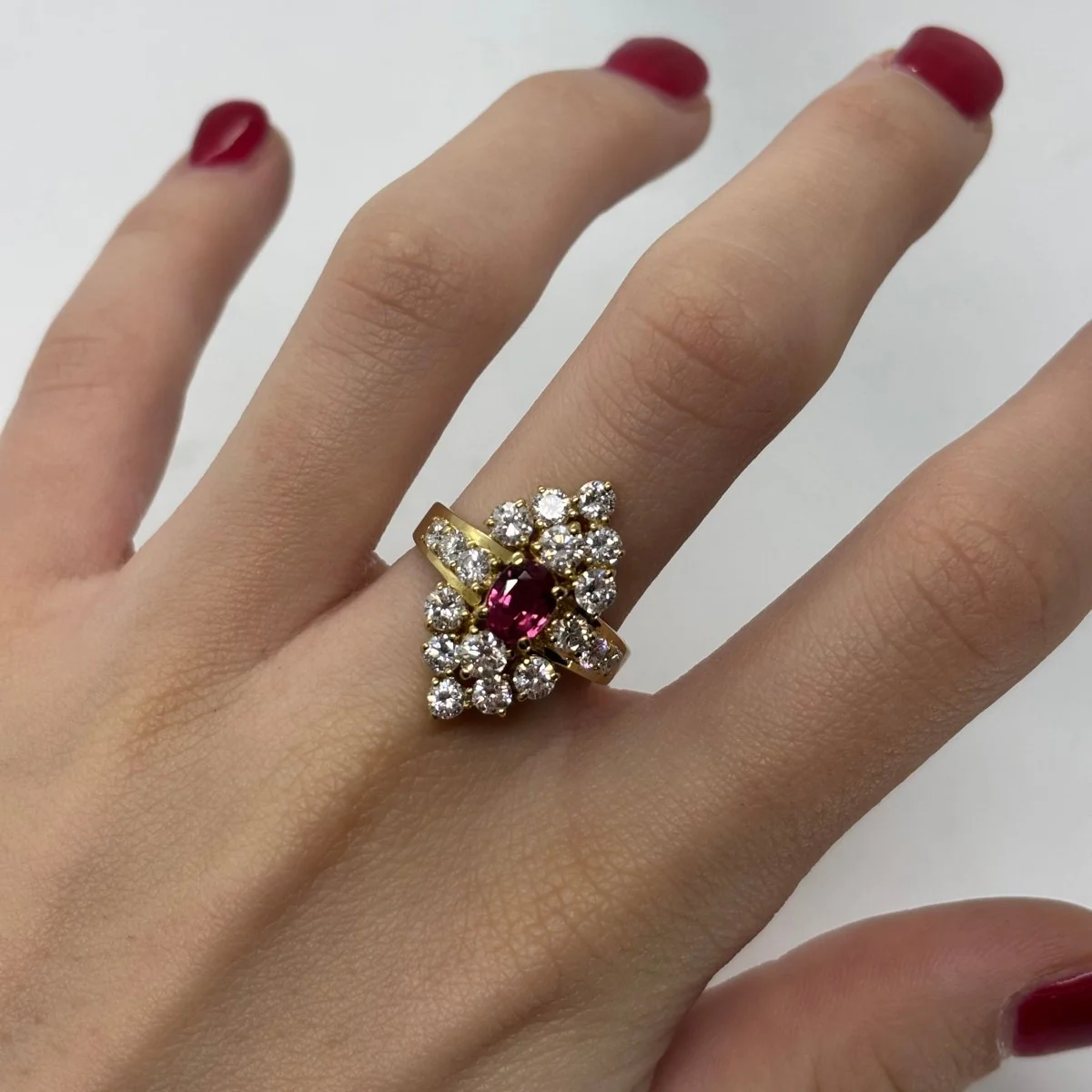 Bague Marquise en or jaune, rubis et diamants - Image 2