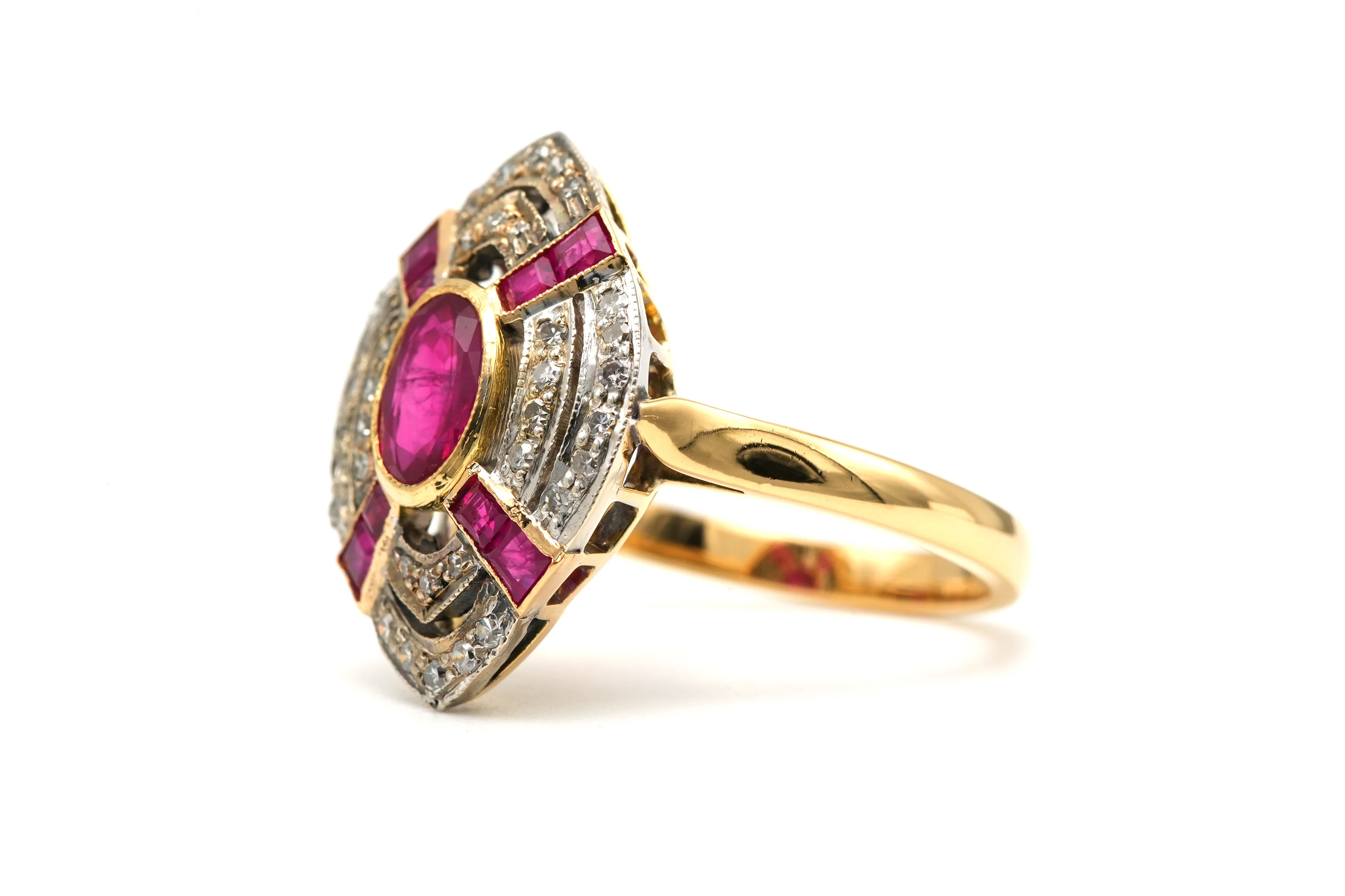 Bague Marquise en or jaune, rubis et diamants - Image 2