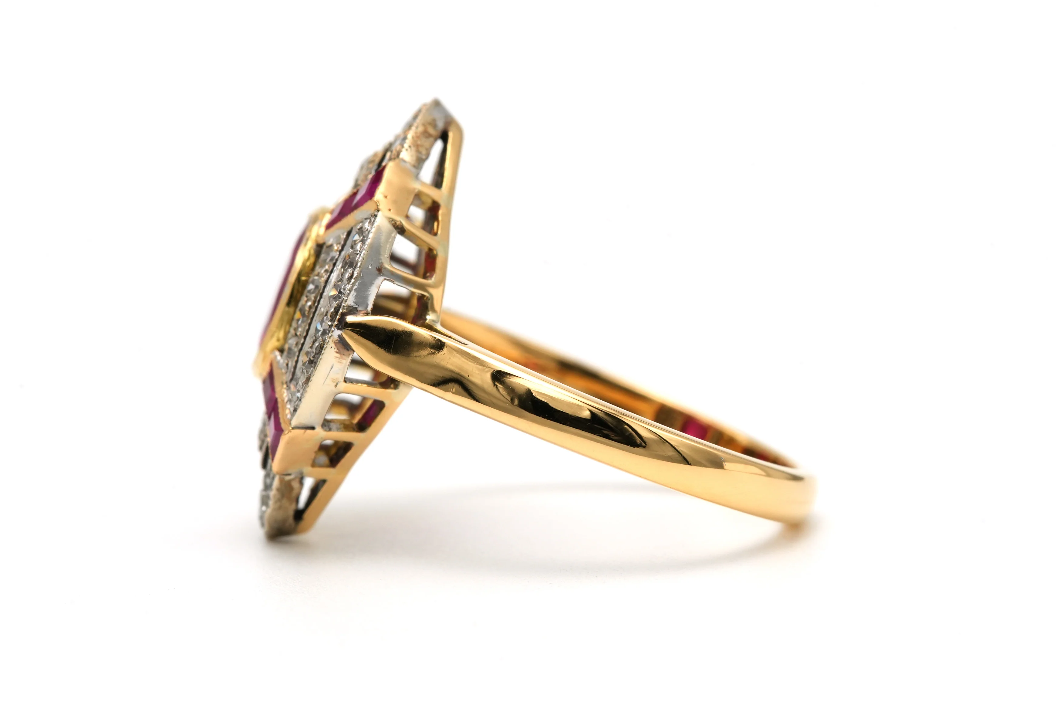 Bague Marquise en or jaune, rubis et diamants - Image 3