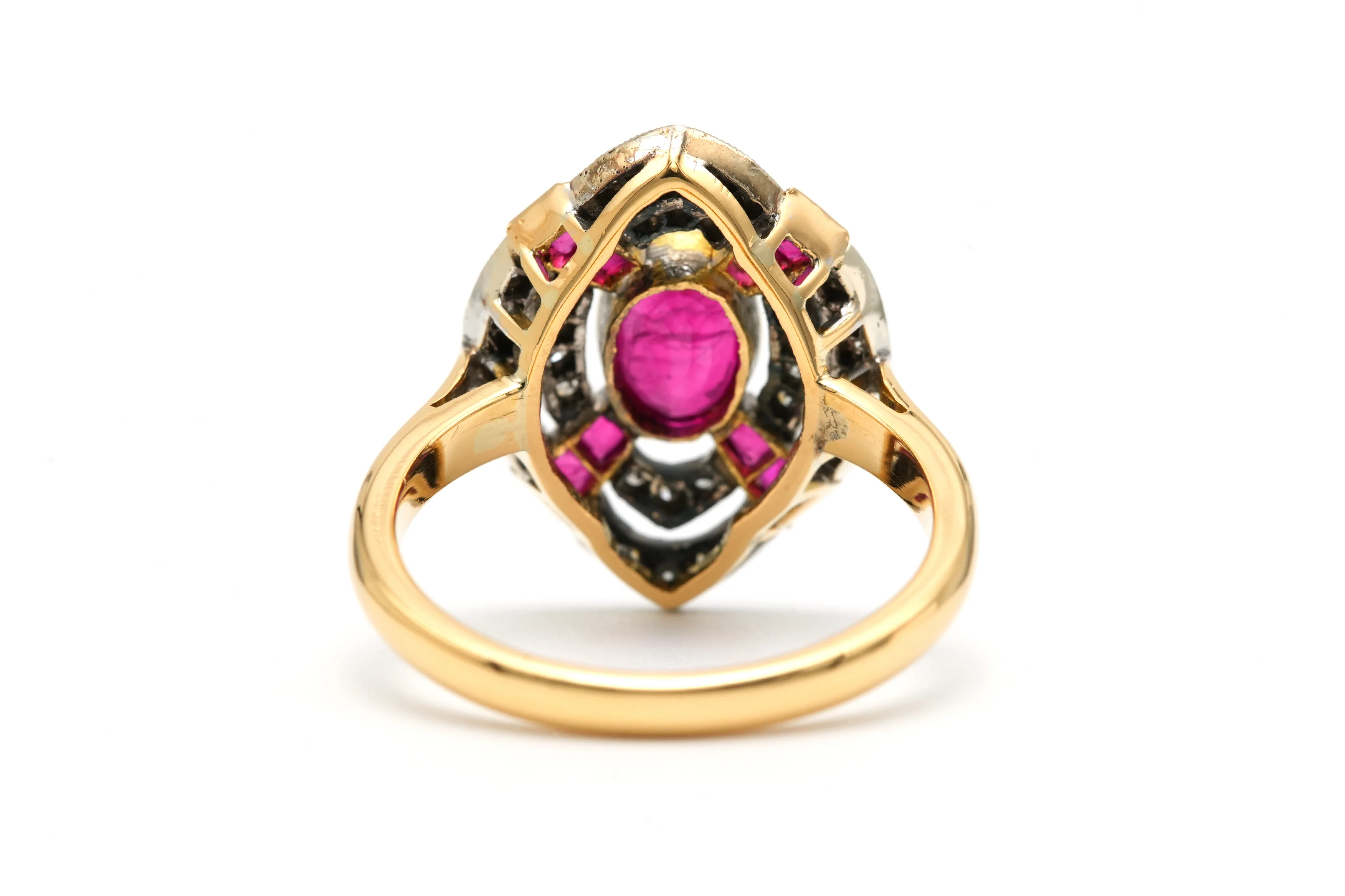 Bague Marquise en or jaune, rubis et diamants - Image 4