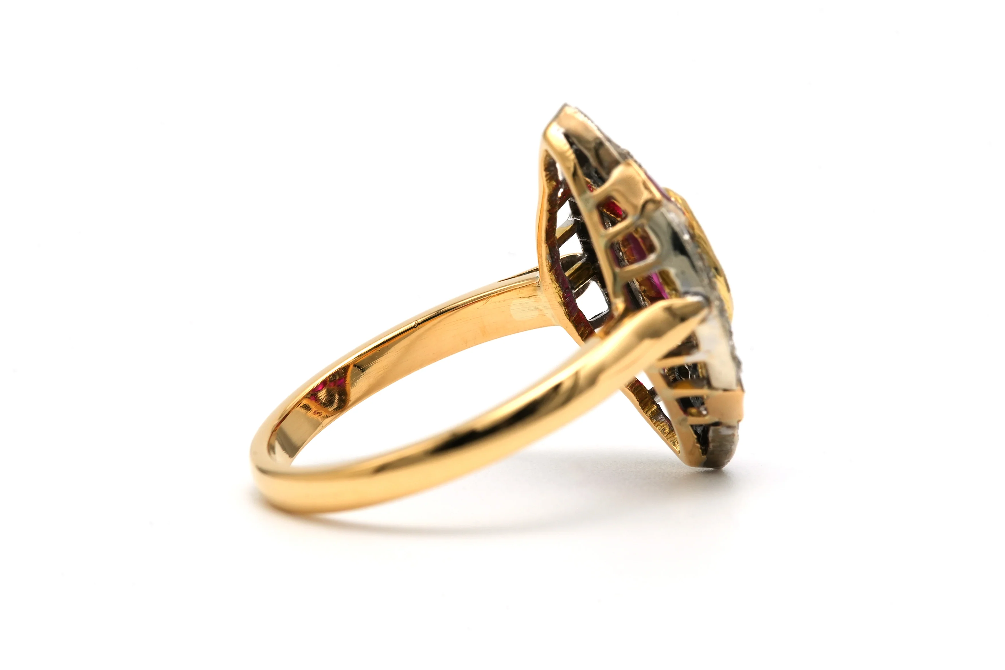 Bague Marquise en or jaune, rubis et diamants - Image 5