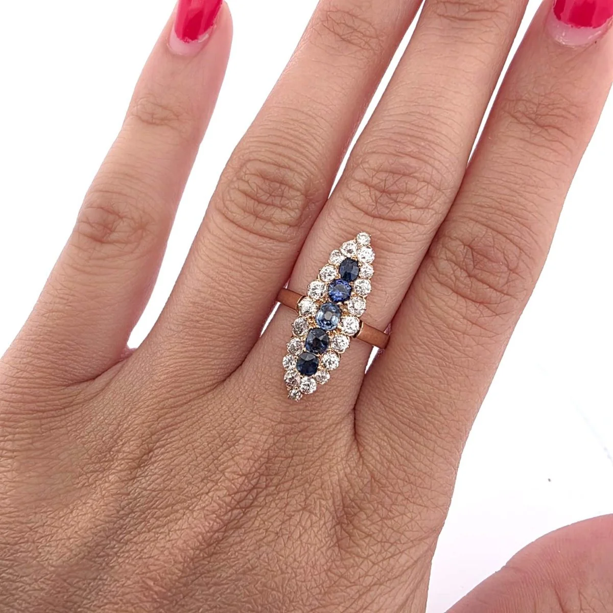 Bague Marquise en or jaune, saphirs et diamants - Image 2