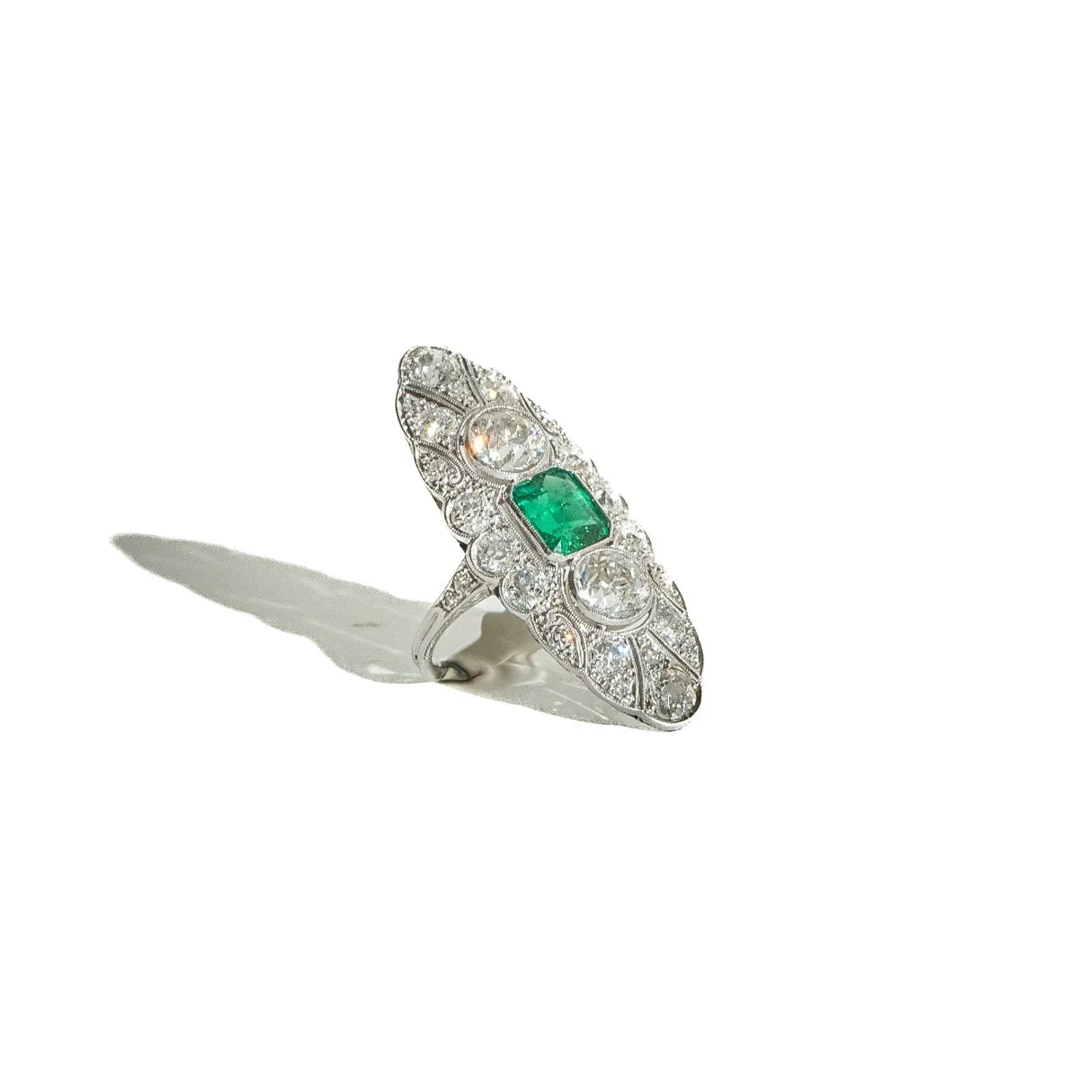 Bague Marquise en platine, émeraude et diamants - Image 3