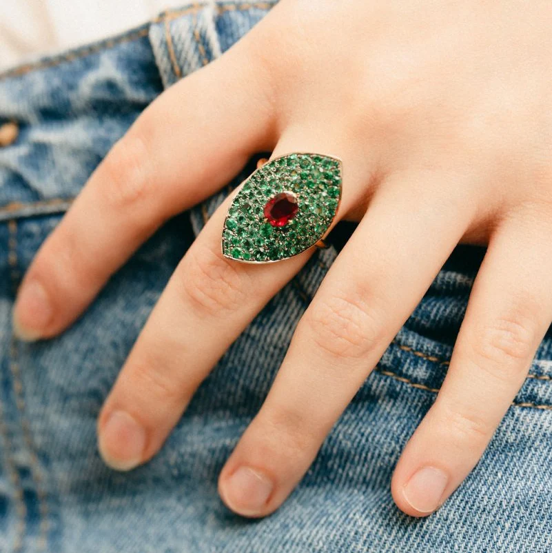 Bague Marquise GUY BARUCH en or jaune, rubis et émeraudes - Image 2