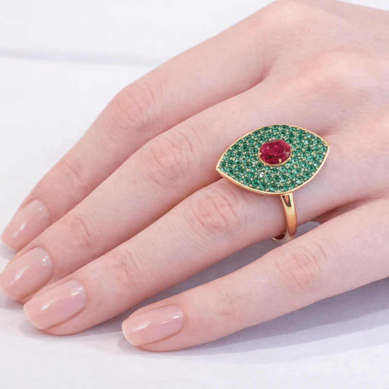 Bague Marquise GUY BARUCH en or jaune, rubis et émeraudes - Image 5