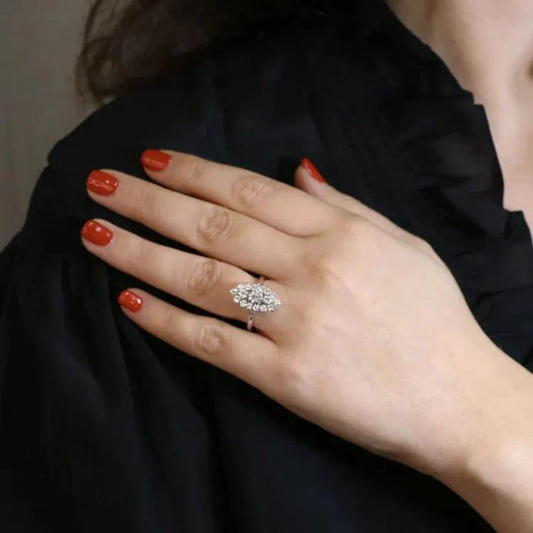 Bague Marquise en or blanc et diamants - Image 8
