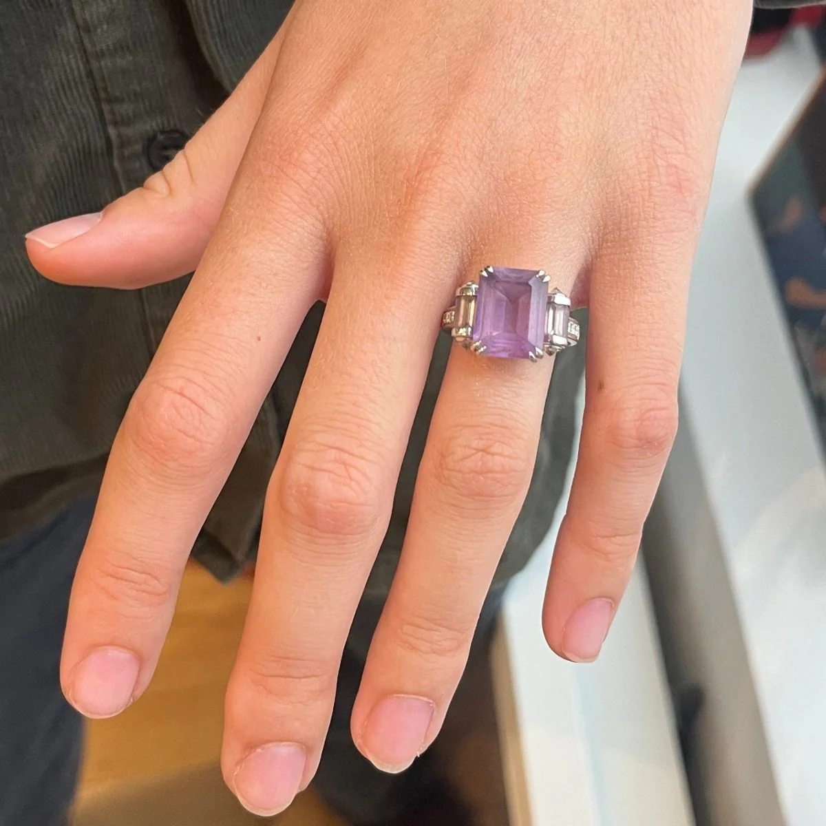 Bague MAUBOUSSIN "Couleur Baiser" en or blanc, améthystes et diamants - Image 2