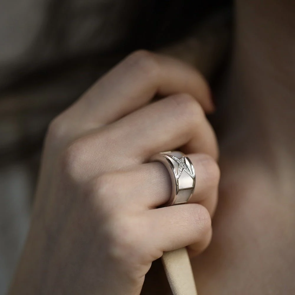Bague MAUBOUSSIN "Étoile Beauté" en or gris, nacre et diamants - Image 2