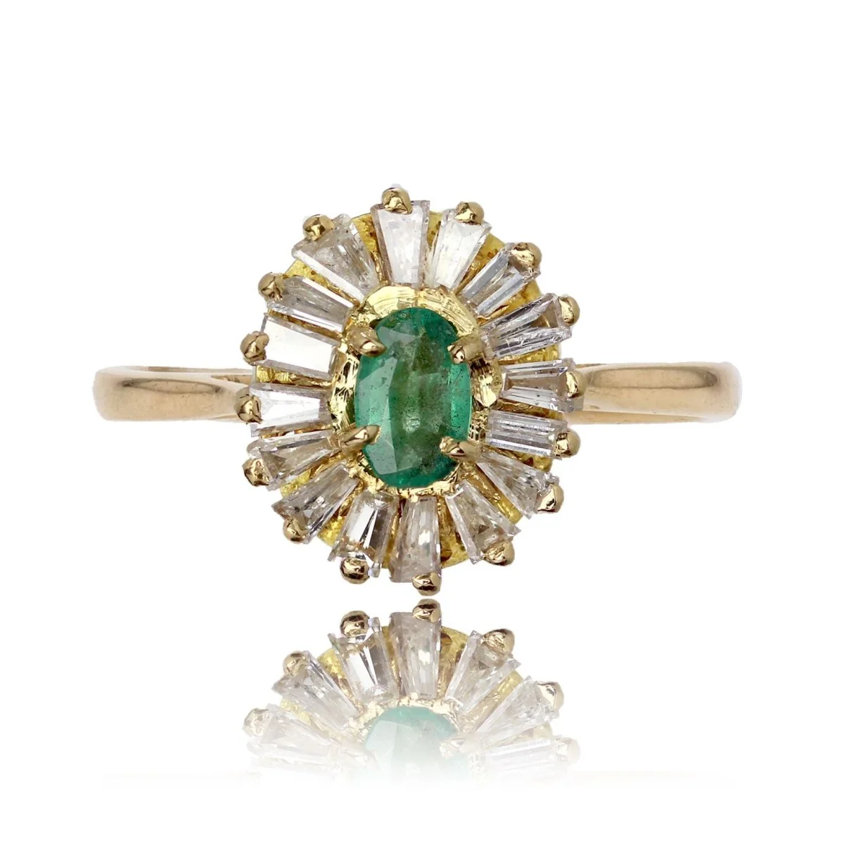 Bague Entourage en or jaune, émeraude et diamants