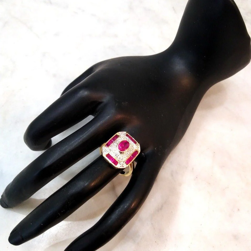 Bague Entourage en or jaune, or blanc, rubis, et diamants - Image 2