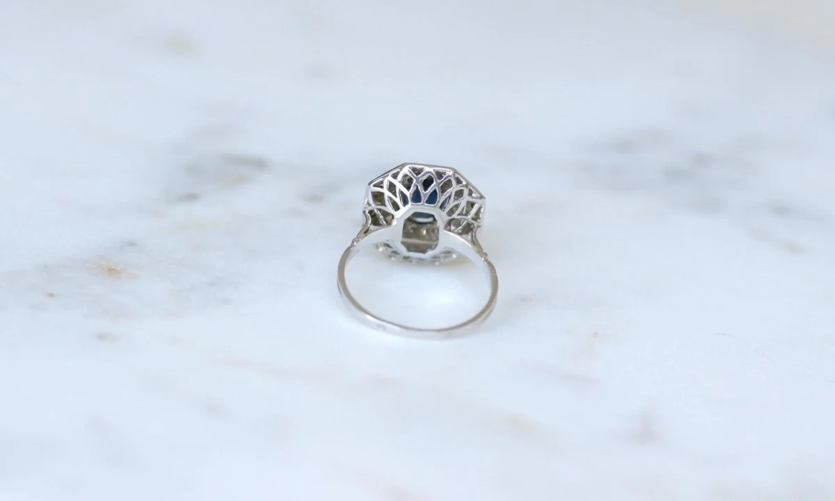 Bague Octogonale Saphir et Diamants Style Art Déco - Image 9