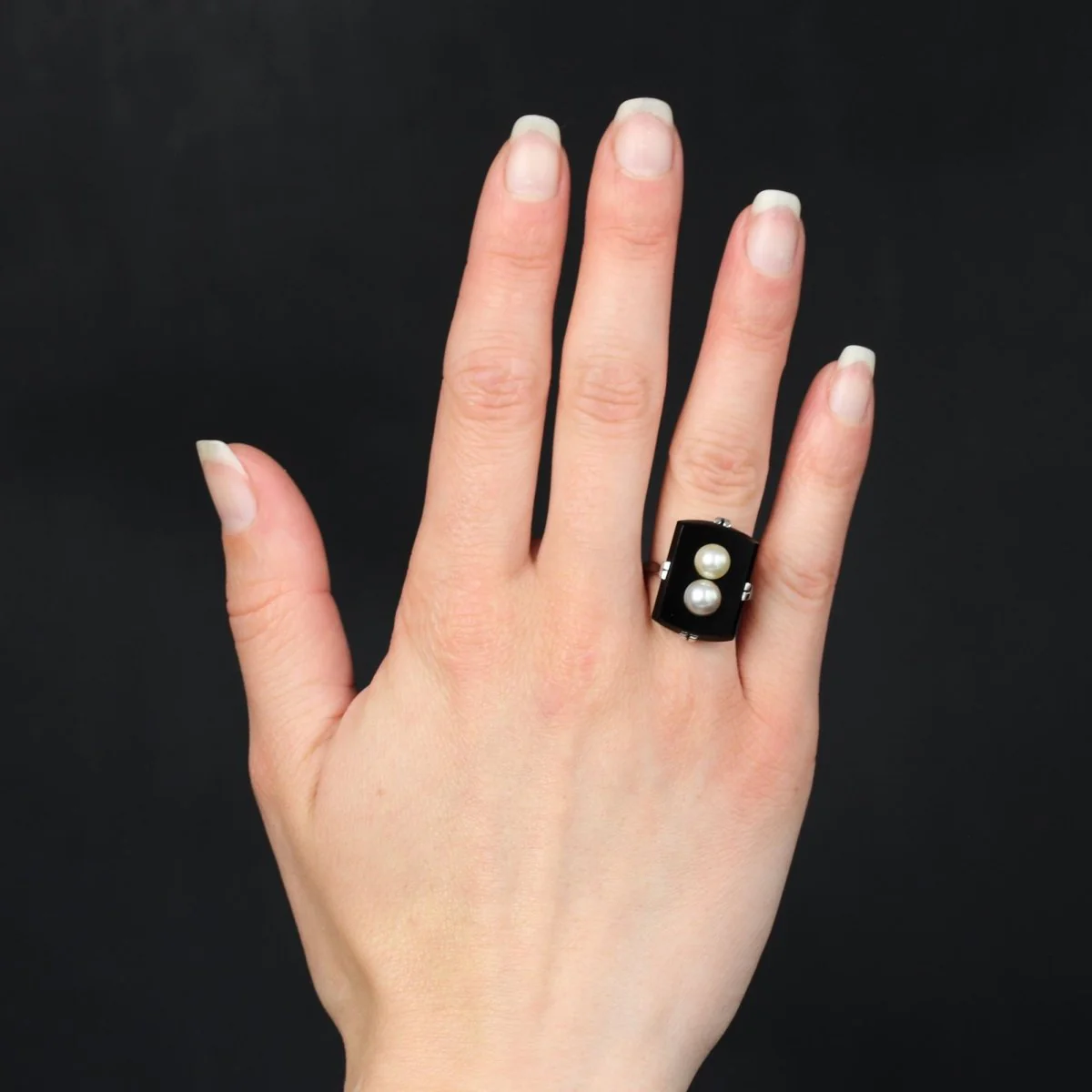 Bague Cocktail en or blanc, onyx et perle - Image 2