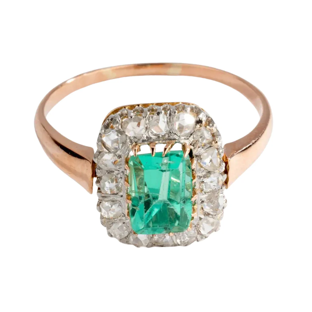 Bague entourage émeraude et diamant.