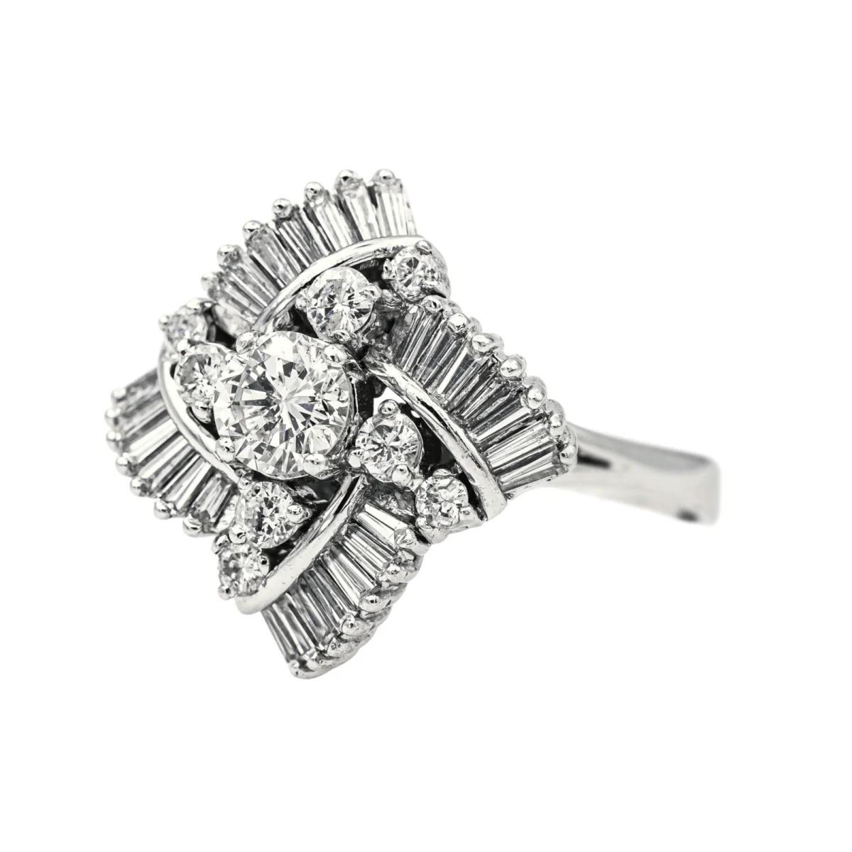 Bague Entourage en or blanc et diamants - Image 3