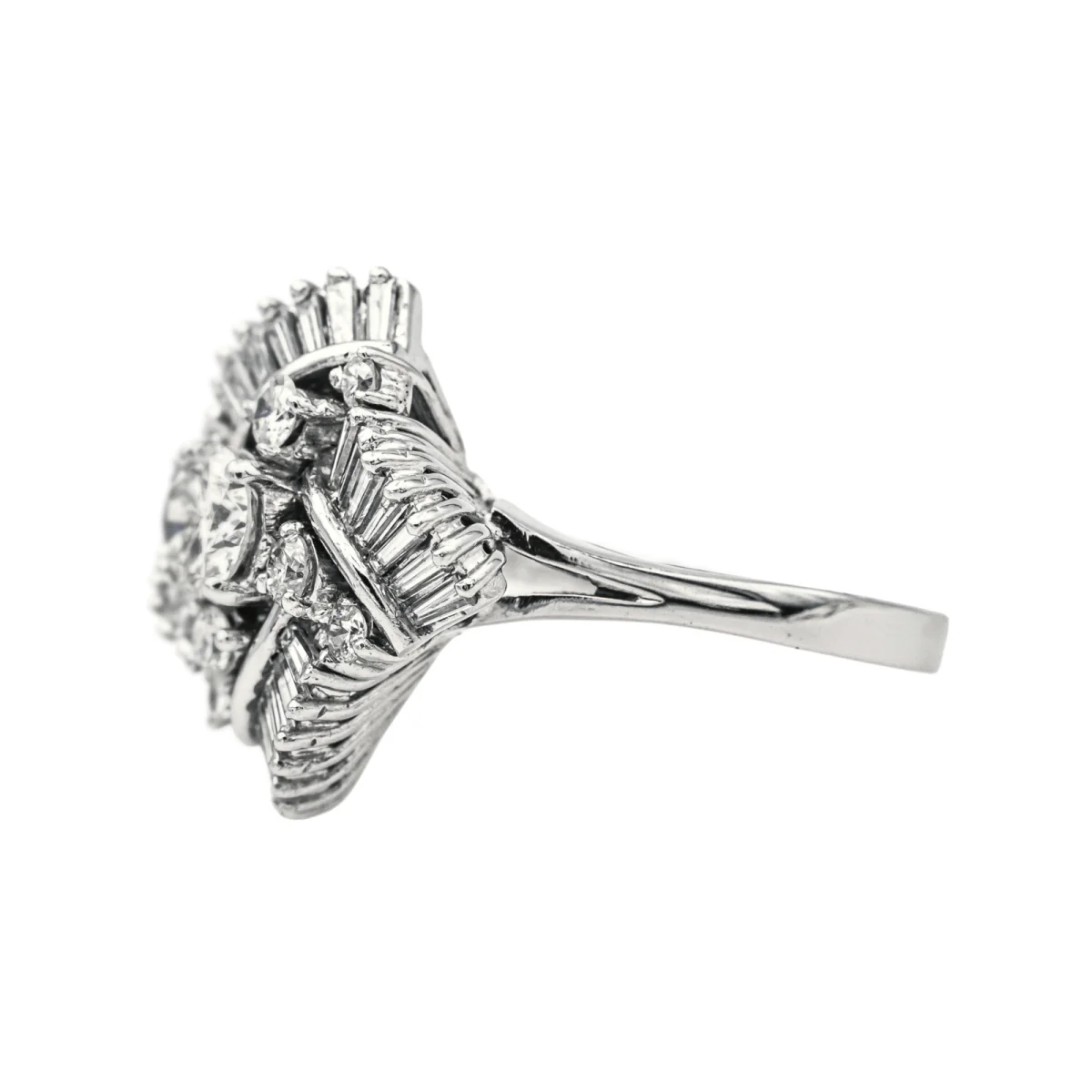Bague Entourage en or blanc et diamants - Image 4