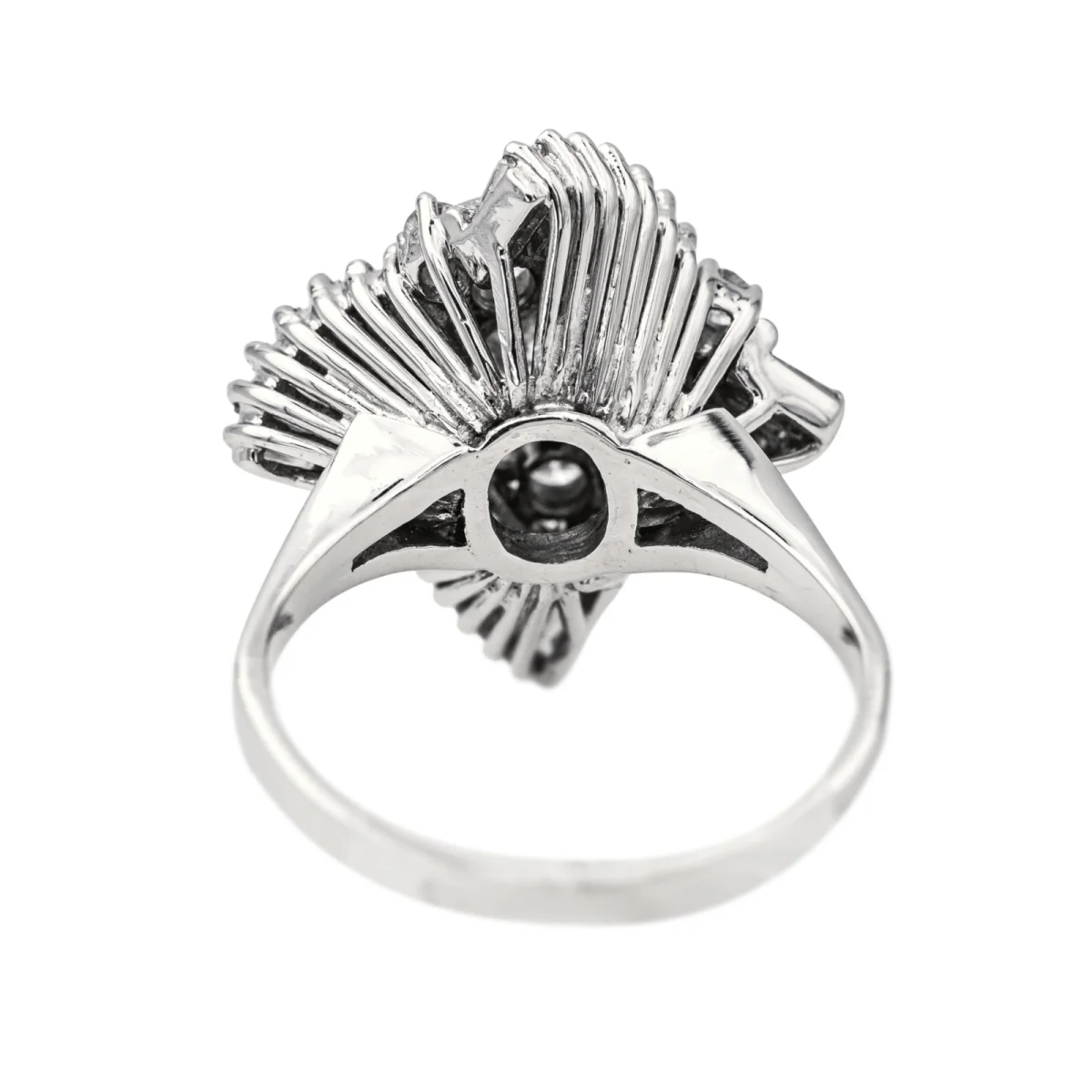 Bague Entourage en or blanc et diamants - Image 5