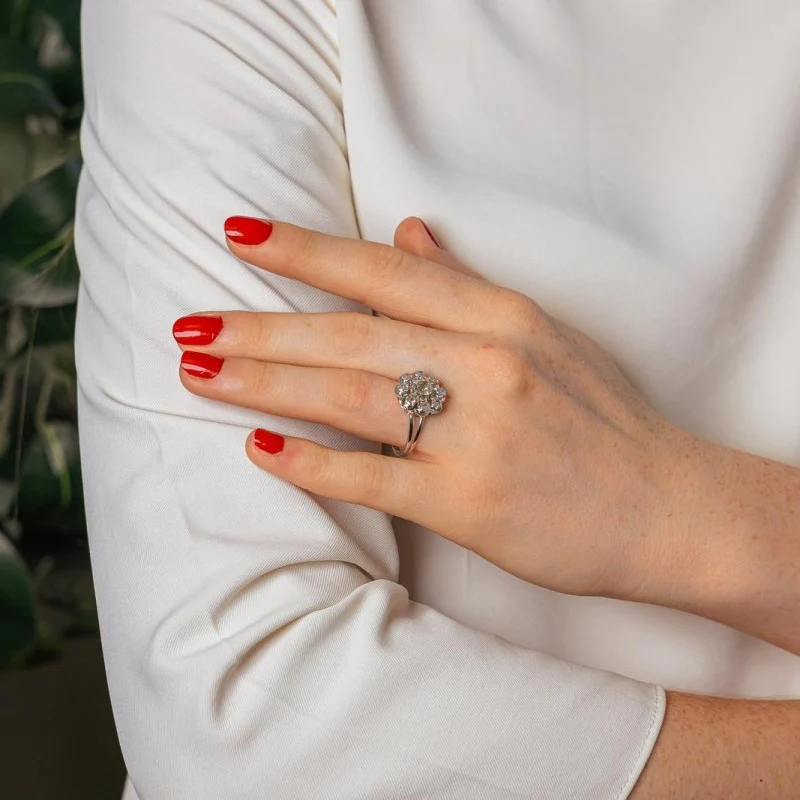 Bague Marguerite en or blanc et diamants - Image 2