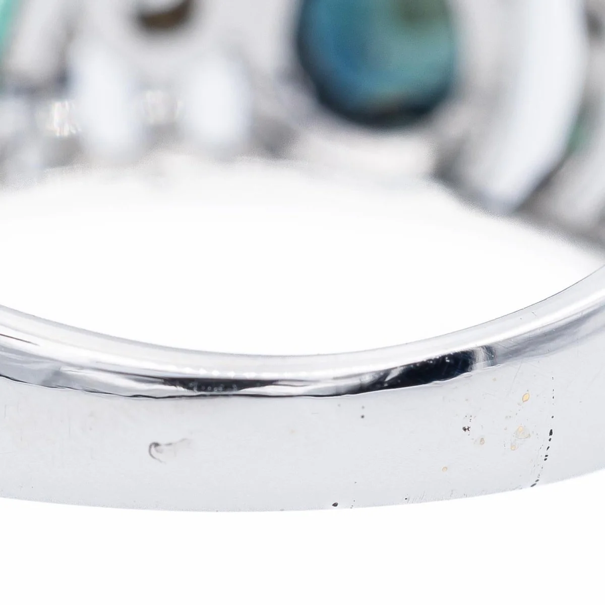 Bague Jonc ajouré en or blanc, saphir, émeraude et diamant - Image 5