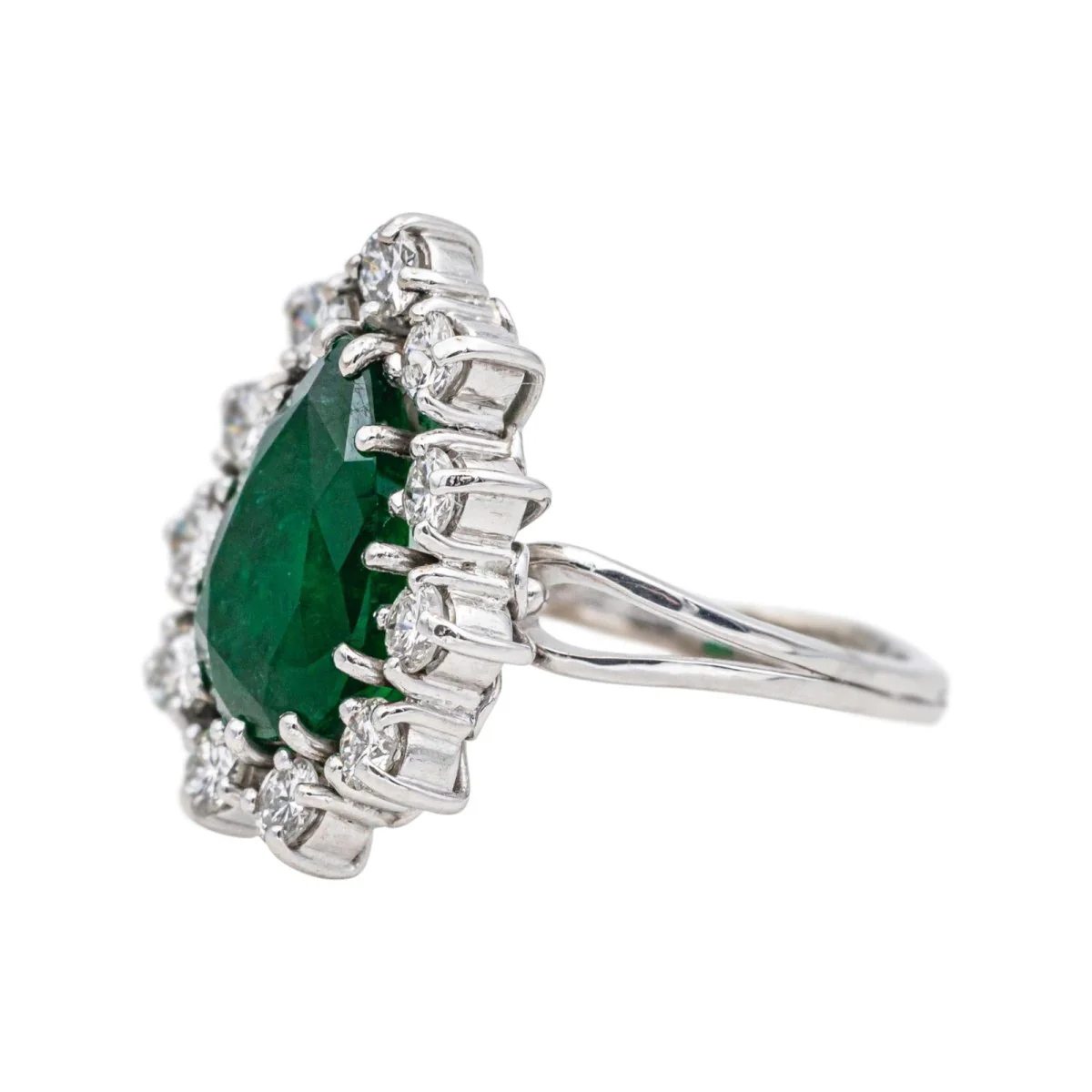 Bague Entourage en or blanc, émeraude et diamants - Image 4