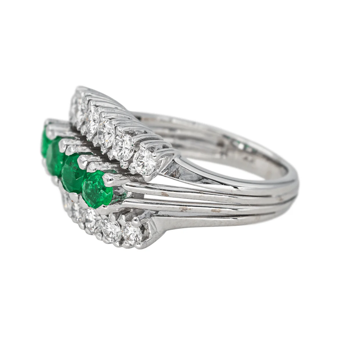 Bague Jarretière en or blanc, émeraudes et diamants - Image 4
