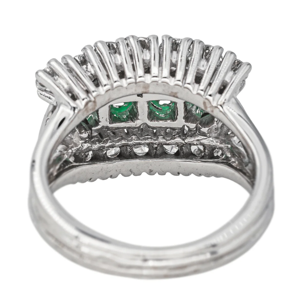Bague Jarretière en or blanc, émeraudes et diamants - Image 5