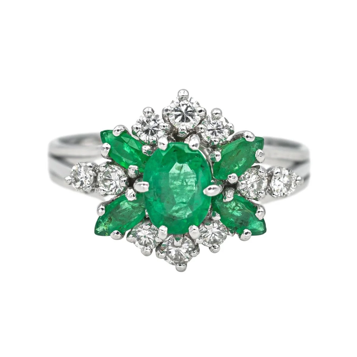 Bague en or blanc, émeraudes et diamants