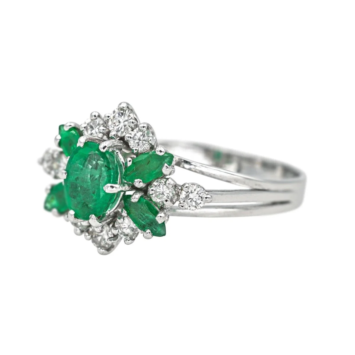 Bague en or blanc, émeraudes et diamants - Image 3