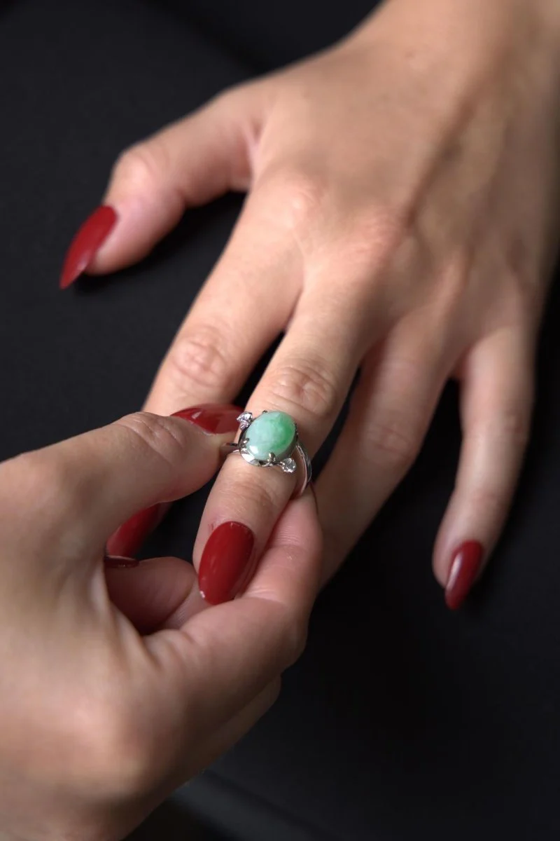 Bague en or blanc, jade et diamants - Image 2