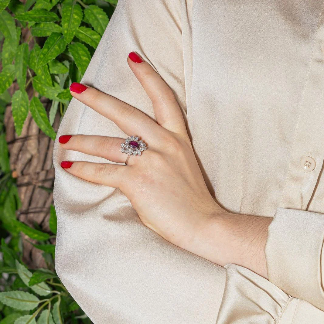 Bague Entourage en or blanc, rubis et diamants - Image 2