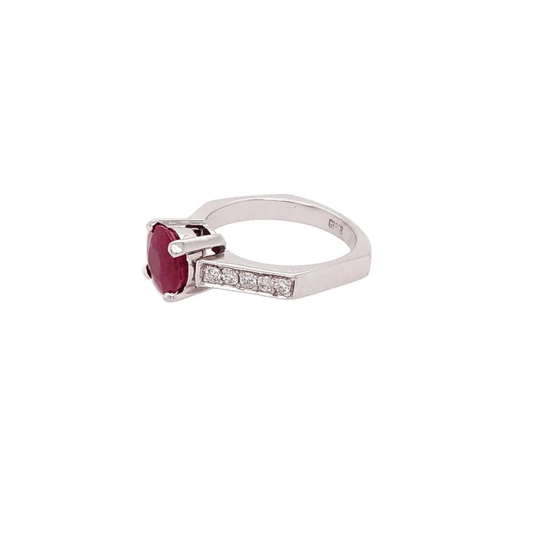 Bague Solitaire en or blanc, rubis, et diamants - Image 4