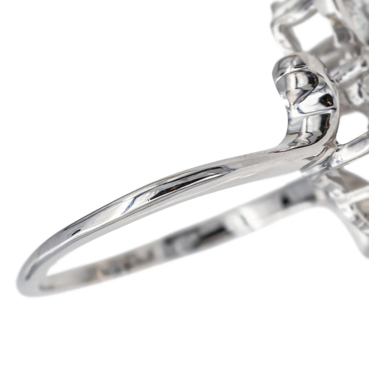 Bague entourage en or blanc, saphir et diamants - Image 7