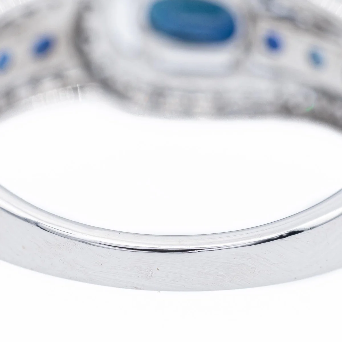 Bague en or blanc, diamants et saphirs - Image 5
