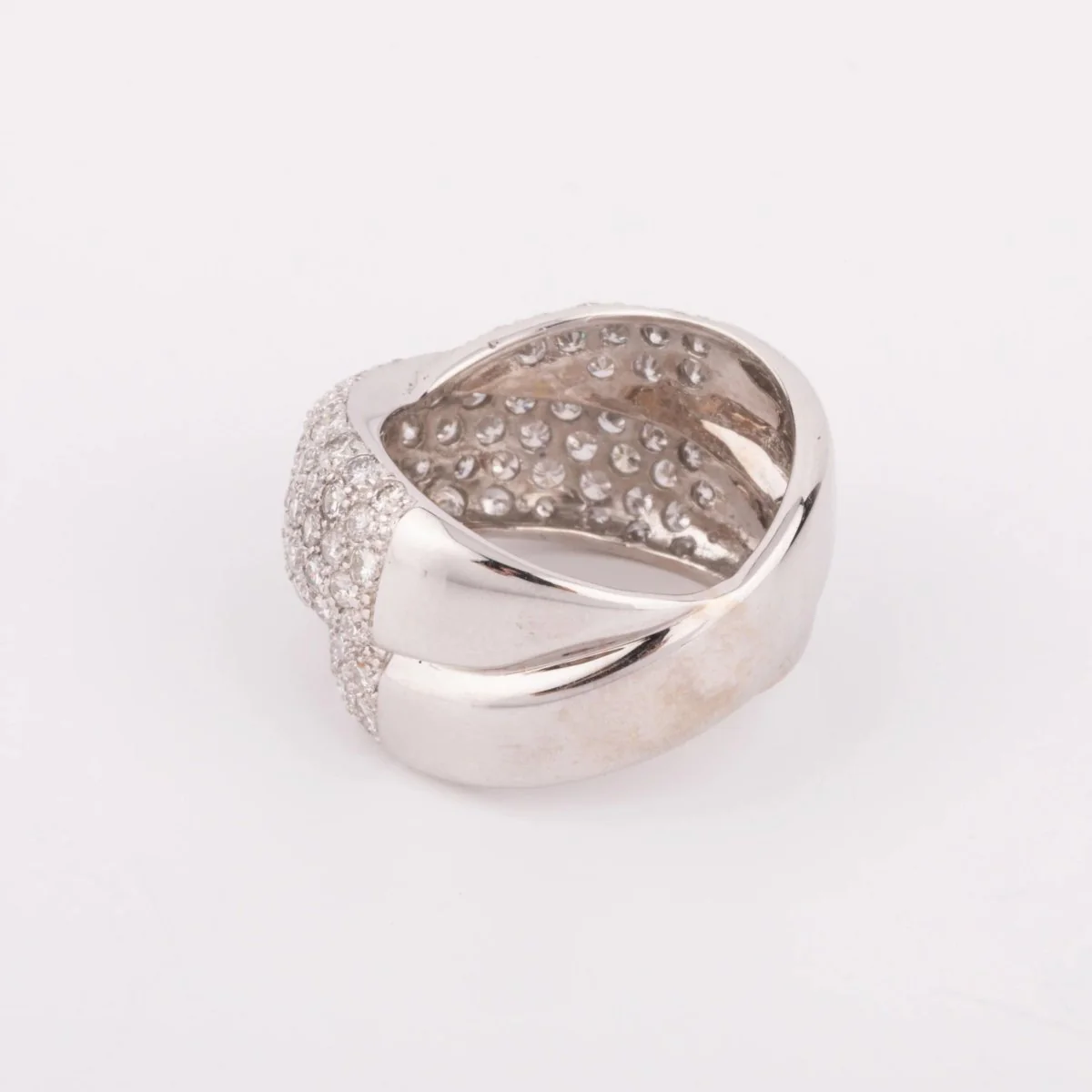 Bague or gris croisée entièrement pavée de diamant - Image 3
